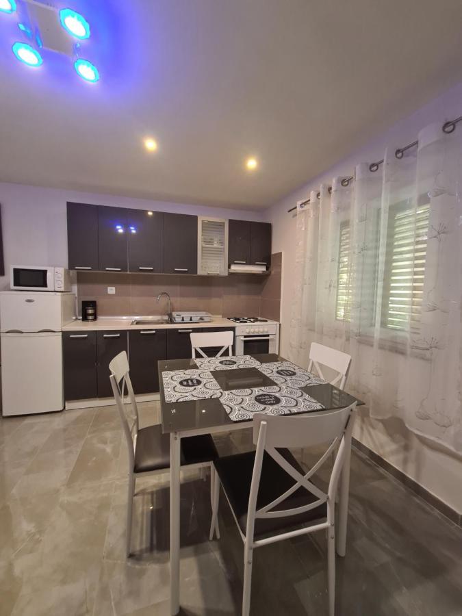 Apartments Kresan Sukosan Luaran gambar